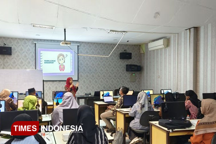 Tim Dosen FKIP Unisma Malang saat menyampaikan materi Pembuatan Modul Ajar Berbasis AI kepada guru Bahasa Inggris jenjang SMP/MTs dan SMA/MA. (FOTO: AJP TIMES Indonesia)
