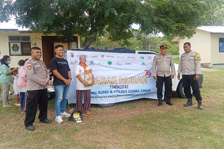 Polsek Pahunga Lodu Sumba Timur Gandeng BUMN dan BUMD Giat Pasar Murah
