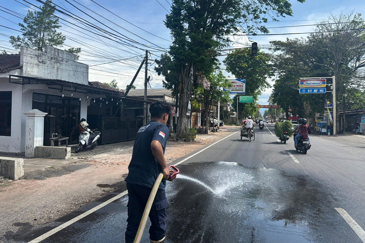 Solar Tumpah di Depan SPBU Tenggarang Bondowoso, Damkar Lakukan Penanganan Cepat
