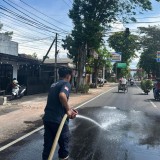 Solar Tumpah di Depan SPBU Tenggarang Bondowoso, Damkar Lakukan Penanganan Cepat