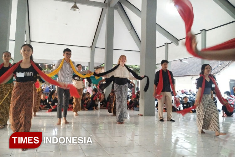 Sadie Nolan saat menari bersama para siswa sanggar tari Flying Star Dance (Foto : Yobby/TIMES Indonesia)
