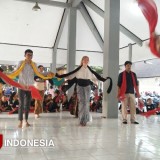 Terpesona Budaya Indonesia, Mahasiswi AS Antusias Menari Bersama Anak-anak Kediri