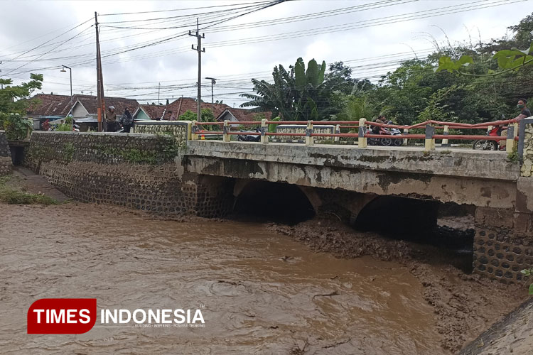 Sungai Alasmalang Banyuwangi Meluap, Air Cokelat Pekat Penuh Pasir dan Batang Kayu