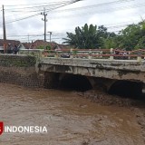 Sungai Alasmalang Banyuwangi Meluap, Air Cokelat Pekat Penuh Pasir dan Batang Kayu