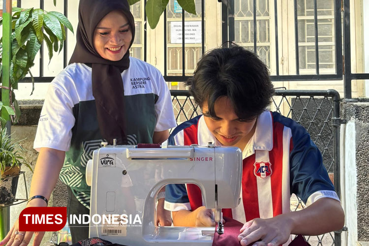 Belajar Menjahit Eco-Bag dari Kain Perca, Pengalaman Berharga Mahasiswa Thailand di Surabaya