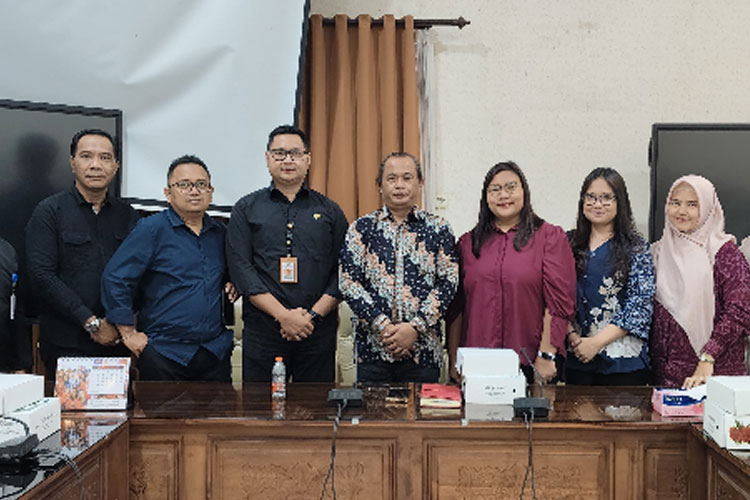 Tengah pakai batik, Ketua Bapemperda DPRD Banyuwangi, Ahmad Masrohan, saat menerima kunjungan Tim Ahli Perancang Undang-Undang DPR RI. (Foto: Istimewa)