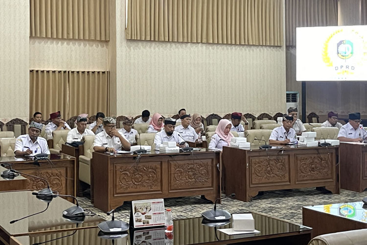 Suasana rapat Gabungan Komisi II dan III DPRD Banyuwangi saat membahasa Raperda PDRD. (FOTO: Dok. TIMES Indonesia)