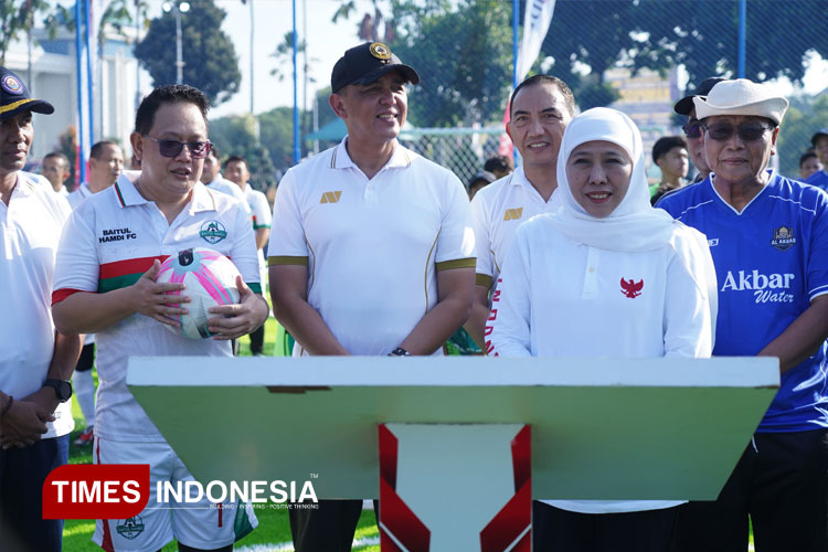 Pangdam V Brawijaya Mayjen TNI Rudy Saladin M.A, ikut melepas ribuan peserta jalan sehat di halaman Masjid Nasional Al-Akbar Surabaya, Sabtu (28/06/2025). (FOTO : Pendam V Brawijaya for TIMES Indonesia)