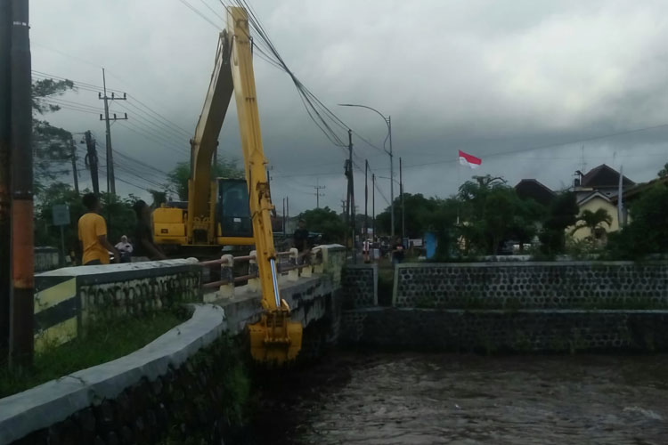 BMKG Sebut Hujan Deras dan Minim Resapan Sebabkan Sungai di Alasmalang Banyuwangi Meluap