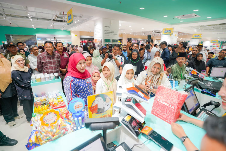 Gubernur Jatim Khofifah Ajak 100 Anak Yatim Piatu dan Difabel di Malang Belanja Kebutuhan Sekolah