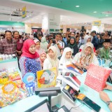 Gubernur Jatim Khofifah Ajak 100 Anak Yatim Piatu dan Difabel di Malang Belanja Kebutuhan Sekolah