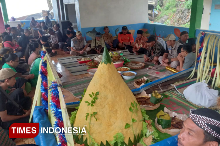 Hasil-bumi-dalam-perahu-saat-dilarung-a.jpg
