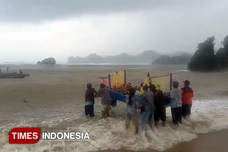 Hasil bumi dalam perahu saat dilarung ke laut pesisir Pantai Kondang Merak Desa Sumberbening Bantur Kabupaten Malang oleh masyarakat nelayan setempat, Sabtu (28/6/2025). (Foto: Amin/TIMES Indonesia)