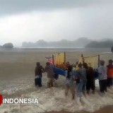 Tradisi Larung Saji di Pantai Kondang Merak, Simbol Syukur dan Kesatuan Warga Pesisir Malang