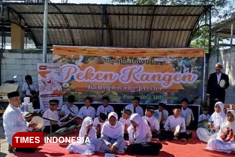 Pengunjung-Peken-Kangen-berburu-kuliner-di-area-Peken-Kangen-Kampoeng-Jiwan-b.jpg