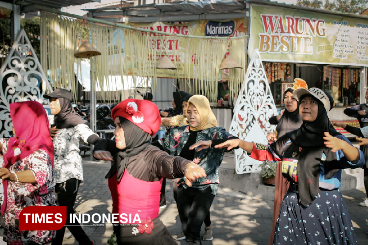 Pengunjung-Peken-Kangen-berburu-kuliner-di-area-Peken-Kangen-Kampoeng-Jiwan-c.jpg
