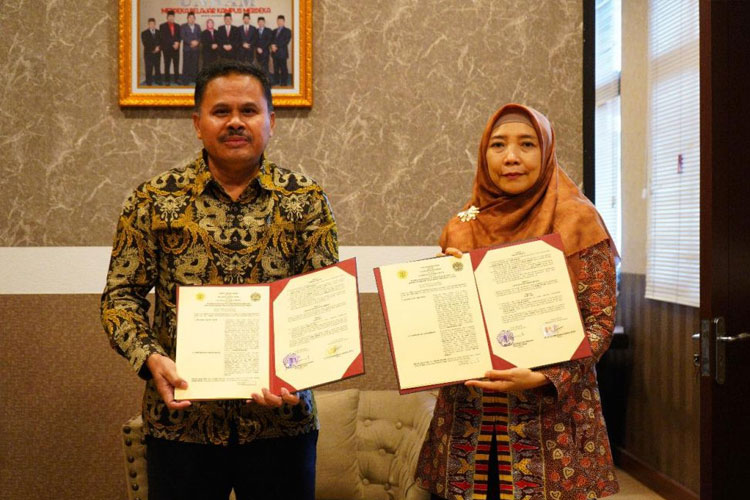 Universitas Hamzanwadi dan Universitas Mataram (Unram)sepakat untuk meningkatkan kualitas sumber daya manusia (SDM) dan pelaksanaan Tridarma Perguruan Tinggi. (FOTO: Humas Universitas Hamzanwadi)