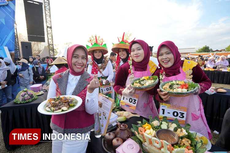 Wali Kota Mojokerto, Ika Puspitasari dalam Festival Rujak Ulek di lapangan Surodinawan, Kota Mojokerto, Minggu (29/6/2025) (Foto: Dok. TIMES Indonesia)