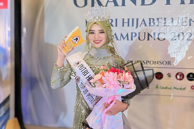 Kisah Mahasiswi Informatika Raih Mahkota Putri Hijabfluencer Lampung 2025