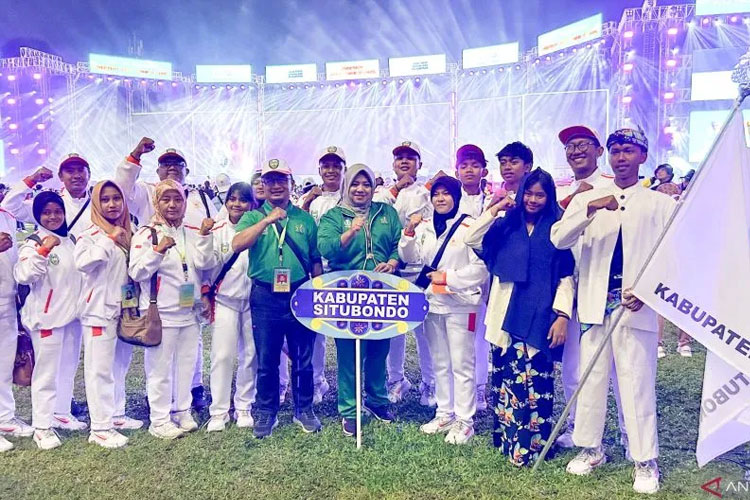 Wakil Bupati Situbondo, Ulfiyah, bersama atlet Situbondo pada acara pembukaan Porprov di Stadion Gajayana, Kota Malang, Sabtu malam (28/6/2025). (Foto: Antara Jatim)