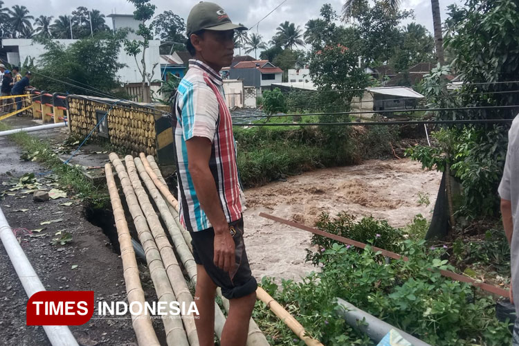 Bagian fondasi jembatan Songgon Banyuwangi yang ambrol atau longsor akibat luapan aliran sungai Badeng. (Foto: Anggara Cahya/TIMES Indonesia)