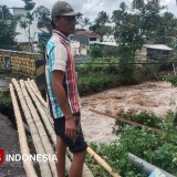 Fondasi Tergerus Sungai Badeng, Jembatan Penghubung Dua Desa di Banyuwangi Ambrol