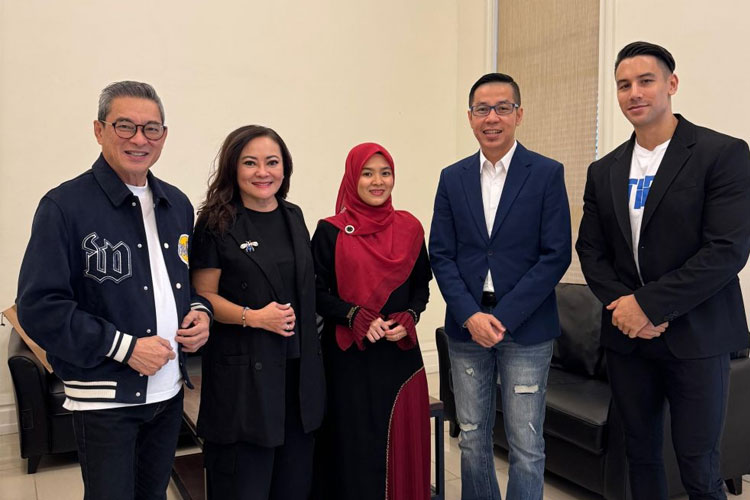 Pemegang brand British Propolis, Ippho Santosa dan motivator James Gwee berkolaborasi dalam acara Go Double. (FOTO: ist) 