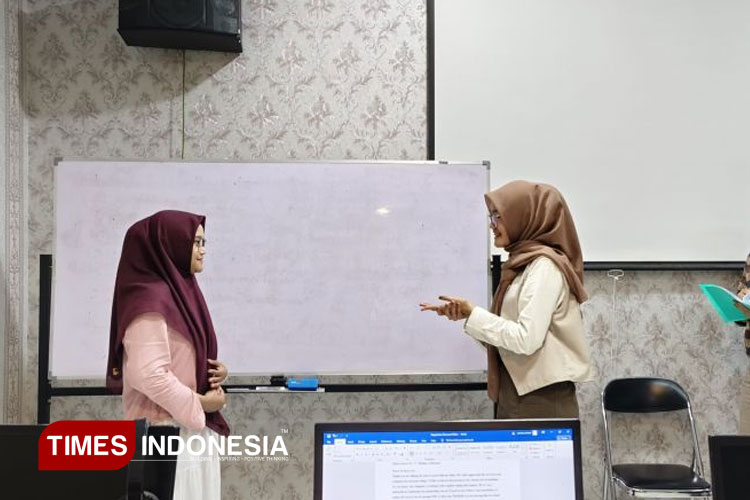 Mahasiswa dari program studi Pendidikan Matematika, FKIP Unisma Malang mengikuti kegiatan Uji Skema Sertifikasi Kompetensi Asisten Administrasi Eksekutif (Executive Administrative Assistant) dari Badan Nasional Sertifikasi Profesi (BNSP). (FOTO: AJP TIMES