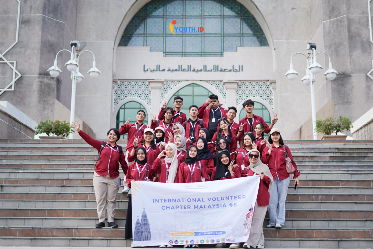 International-Volunteer-c.jpg