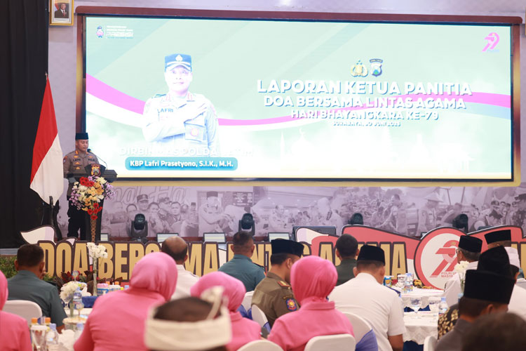 Kapolda Jatim Irjen Pol Nanang Avianto, saat memberikan sambutan di acara doa bersama lintas agama di Mapolda Jatim. (Foto: Humas Polda Jatim for TIMES Indonesia)