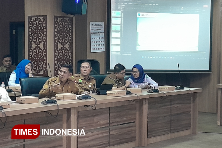 Empat dari kanan, Kepala Dinsos Kabupaten Probolinggo, Rahmad Hidayatullah dalam forum RDP. (Foto: Fafa Harowy/TIMES Indonesia)