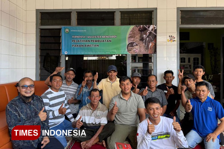Mahasiswa KMM Unisma Malang kegiatan pelatihan pembuatan pakan awetan silase bagi para anggota Kelompok Ternak Sumber Rejeki di Kecamatan Dau. (FOTO: AJP TIMES Indonesia)