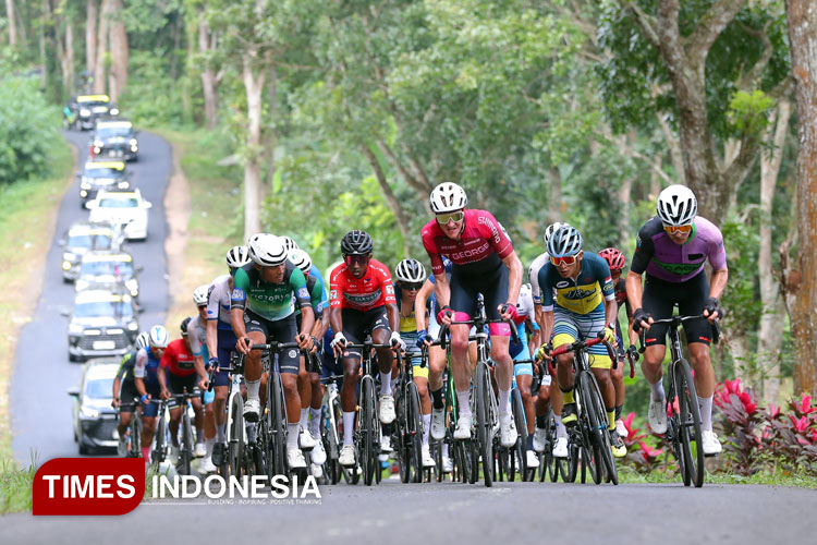 Di Tengah Guyuran Hujan, Atlet Sepeda Kejurnas 2025 Banyuwangi Hadapi Tanjakan Tersulit Di Asia
