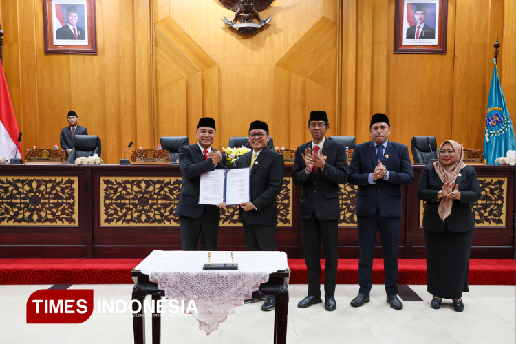 Penandatanganan naskah Berita Acara Persetujuan Bersama antara Wali Kota dan pimpinan DPRD. (Foto: Siti Nur Faizah/TIMES Indonesia)