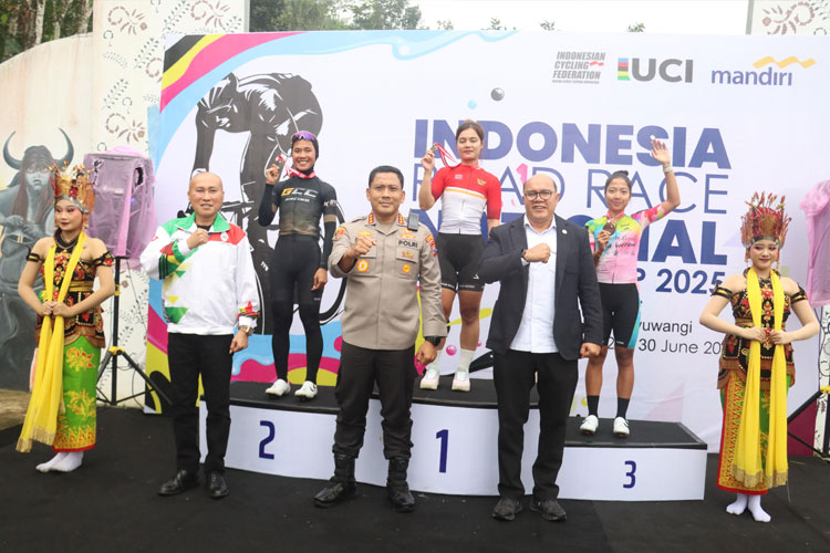 Foto bersama setelah pemberian penghargaan pada pemenang Kejurnas Road Race 2025 di Banyuwangi. (Foto : Polresta Banyuwangi For TIMES Indonesia)