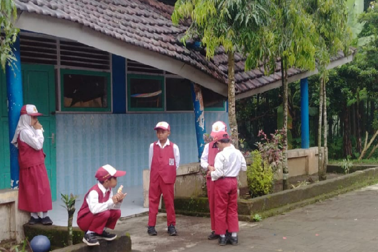 Tampak bagian atap teras lokal ruang kelas SDN Pajaran 3 Poncokusumo yang nyaris ambruk. Tahun ini, Dinas Pendidikan mengusulkan rehabilitasi sekolah rusak. (Foto: IST for TIMES Indonesia)