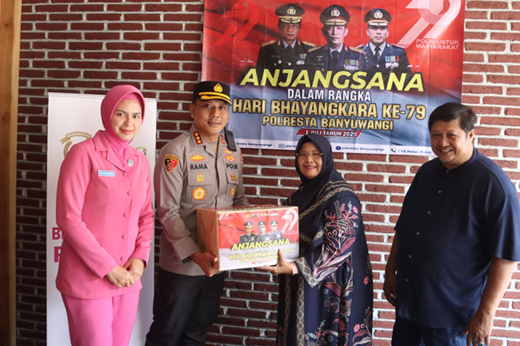 Kapolresta Banyuwangi, Kombes Pol. Rama Samtama Putra bersama Ketua Bhayangkari Cabang Banyuwangi Ny. Nova Rama Samtama Putra, memberikan bingkisan kepada purnawirawan atau keluarga besar polri. (Foto : Polresta Banyuwangi For TIMES Indonesia)