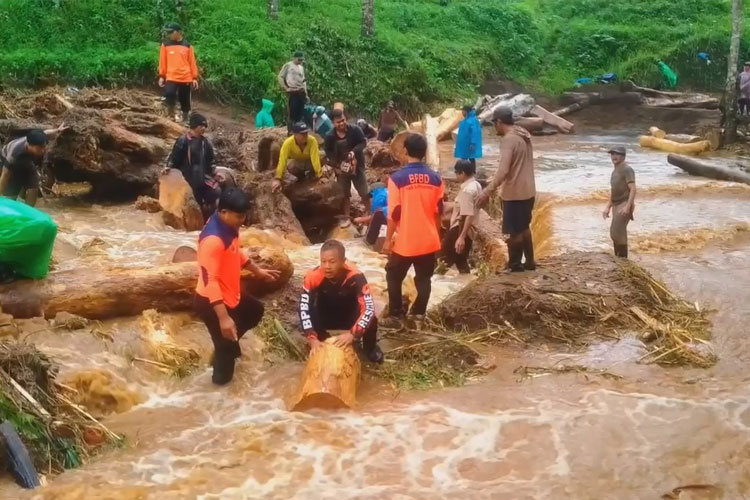 Seluruh Organisasi Perangkat Daerah (OPD) Banyuwangi saat membersihkan sungai. (Foto: Humas Pemkab for TIMES Indonesia)