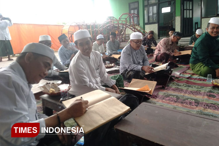 Menengok Aktivitas Anggota DPRD Bondowoso Ngaji Kitab Kuning Ala Santri