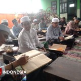 Menengok Aktivitas Anggota DPRD Bondowoso Ngaji Kitab Kuning Ala Santri