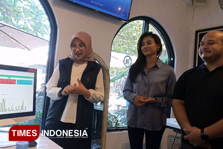 Bupati Banyuwangi, Ipuk Fiestiandani, bersama owner Warung Mbok Sul saat melaunching program SIPUNDIWANGI. (FOTO: Ikromil Aufa/TIMES Indonesia)