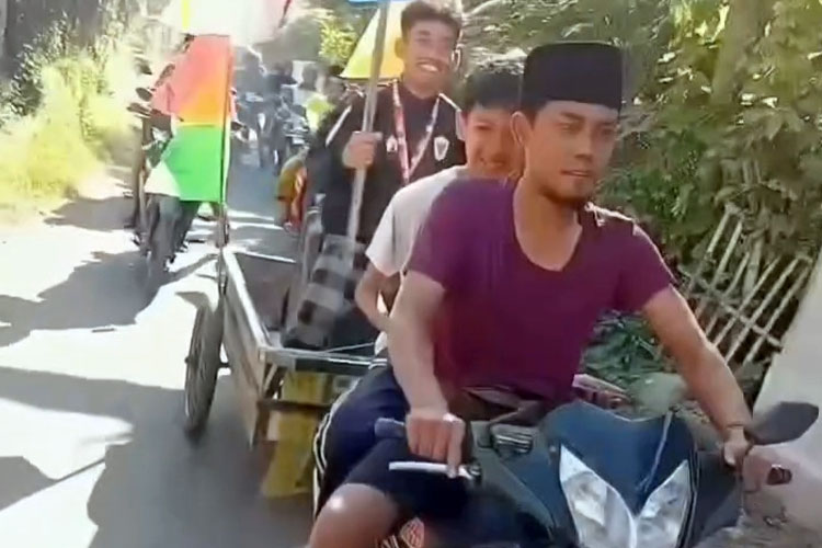 Bayar Sendiri, Raih Emas Asia, Atlet Muaythai Probolinggo Diarak Warga Pakai Gerobak