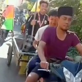 Bayar Sendiri, Raih Emas Asia, Atlet Muaythai Probolinggo Diarak Warga Pakai Gerobak