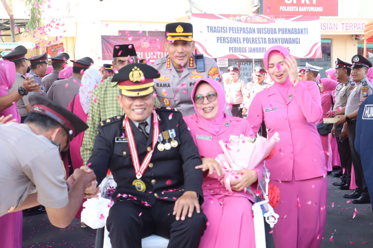 Kapolresta Banyuwangi Antar Purnawirawan Polisi Naik Becak di Wisuda Purnabakti
