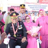 Kapolresta Banyuwangi Antar Purnawirawan Naik Becak di Wisuda Purnabakti