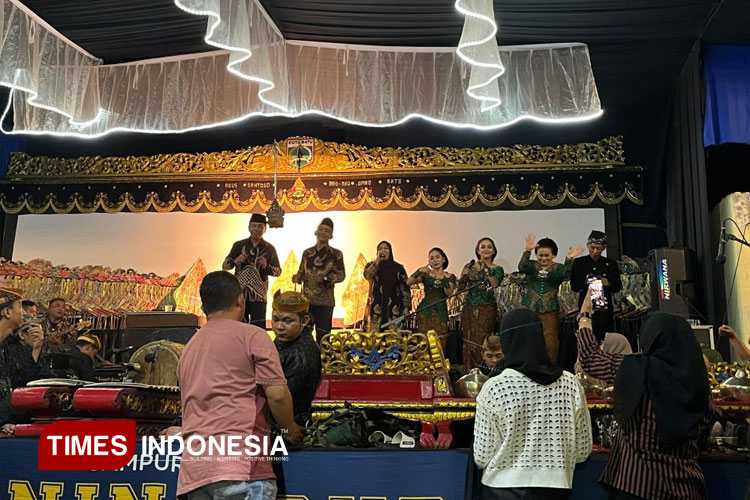Tampak Bapak Camat dan Bapak Lurah menikmati acara tari 