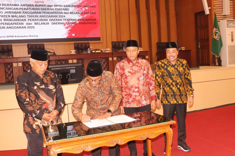Penandatanganan persetujuan bersama Pimpinan DPRD Kabupaten Malang dan Bupati Malang, pengesahan Pertanggungjawaban APBD 2024, di gedung DPRD Kabupaten Malang, Kamis (26/6/2025). (Foto: Setwan for TIMES Indonesia)