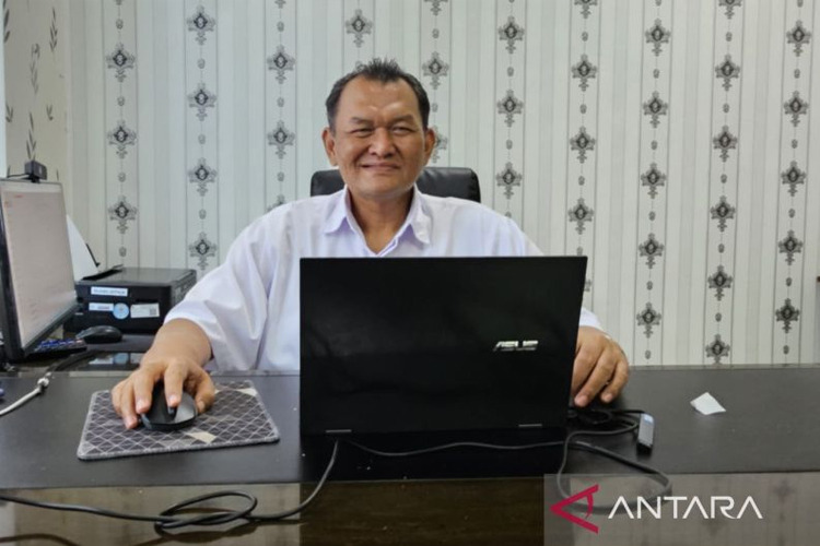 Umar Sjarifudin, Kepala Badan Pusat Statistik (BPS) Kota Malang, Jawa Timur memberikan keterangan di kantornya, Selasa (1/7/2025). (FOTO: ANTARA/Ananto Pradana)