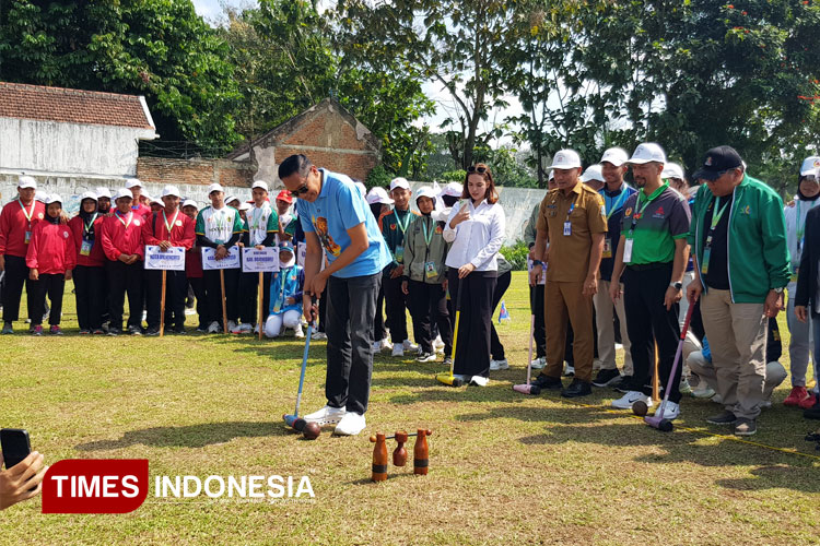 Wali Kota Malang Wahyu Hidayat saat membuka pertandingan Woodball dalam Porprov IX Jatim 2025 dengan mencoba memukul bola Woodball, di Lapangan Gor Ken Arok Kota Malang, Selasa (1/7/2025). (Foto: Achmad Fikyansyah/TIMES Indonesia)