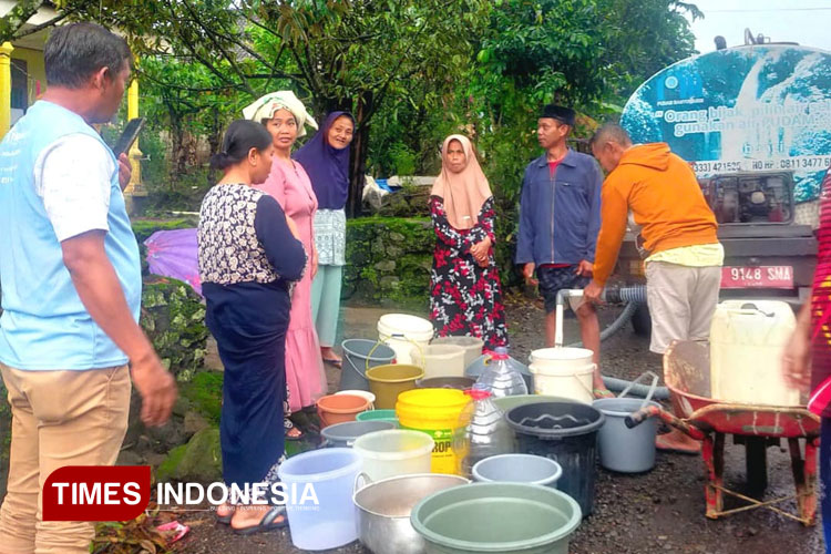 Proses droping air konsumsi untuk masyarakat di wilayah Songgon Banyuwangi. (Foto : Anggara Cahya/TIMES Indonesia)